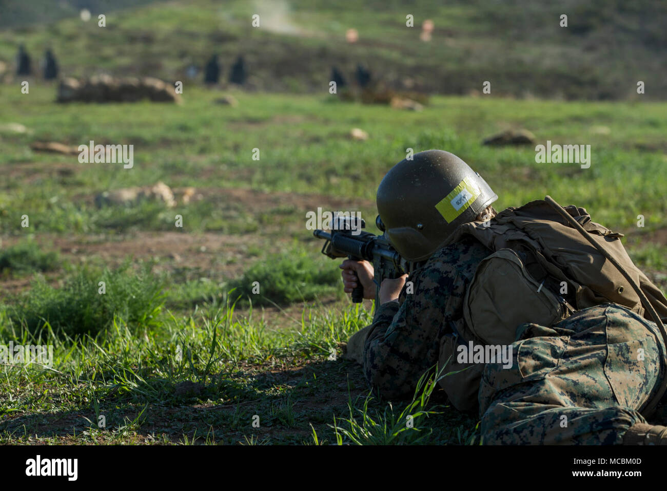 Un U.S. Marine, avec la Compagnie Golf d'entraînement au combat Marine Bataillon (MCT), l'École d'infanterie - à l'Ouest, mène des buddy se précipite comme un des exercices finaux de MCT à Camp Pendleton, Californie, le 30 mars 2018. Golf Co. est le premier homme/femme MCT compagnie sur la côte ouest. Banque D'Images