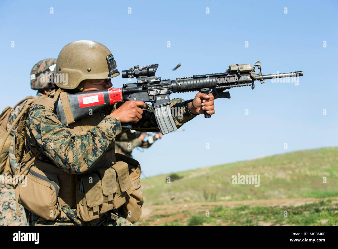 Un U.S. Marine, avec la Compagnie Golf d'entraînement au combat Marine Bataillon (MCT), l'École d'infanterie - à l'Ouest, mène des buddy se précipite comme un des exercices finaux de MCT à Camp Pendleton, Californie, le 30 mars 2018. Golf Co. est le premier homme/femme MCT compagnie sur la côte ouest. Banque D'Images