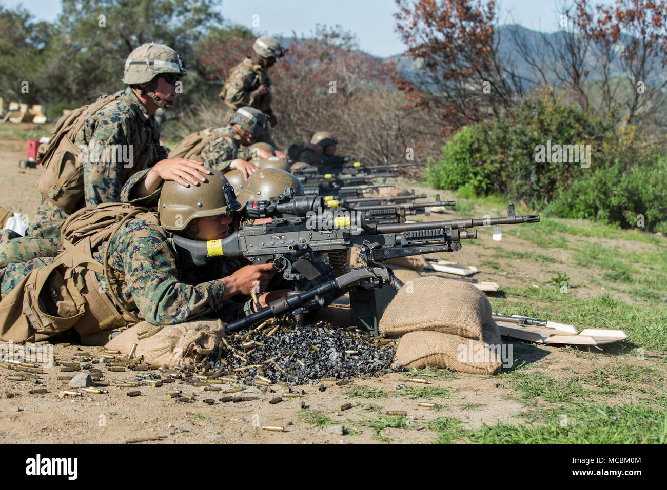 Les Marines américains, avec la Compagnie Golf d'entraînement au combat Marine Bataillon (MCT), l'École d'infanterie - Ouest, tirez sur les M240B machine gun comme l'un des exercices finaux de MCT à Camp Pendleton, Californie, le 30 mars 2018. Golf Co. est le premier homme/femme MCT compagnie sur la côte ouest. Banque D'Images