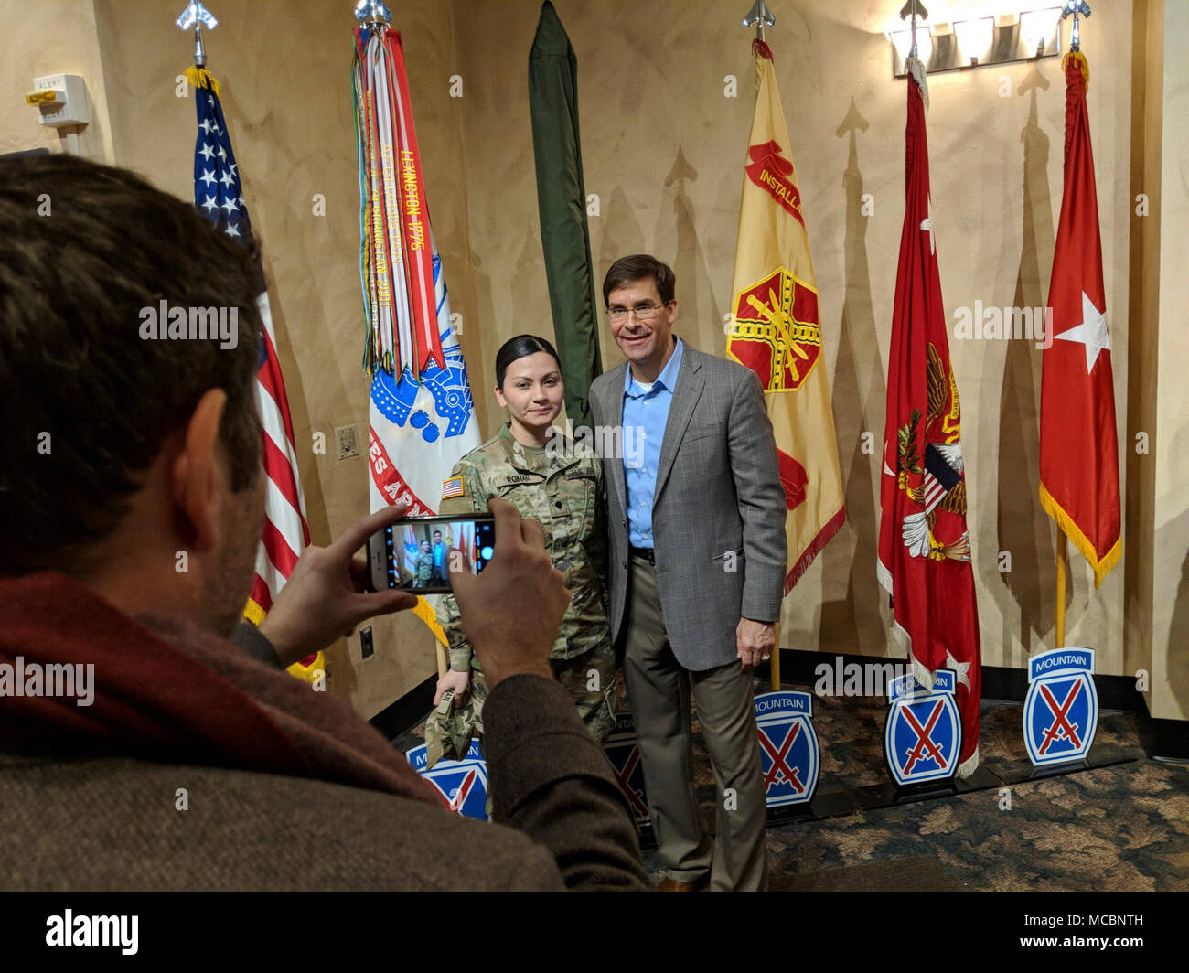 La CPS. Diana Roman, provenant d'une société, 277e Bataillon de soutien à l'Aviation, 10e Brigade d'aviation de combat, a sa photo prise avec le secrétaire de l'Armée Mark T. Esper après l'hôtel de ville le 29 mars. Banque D'Images