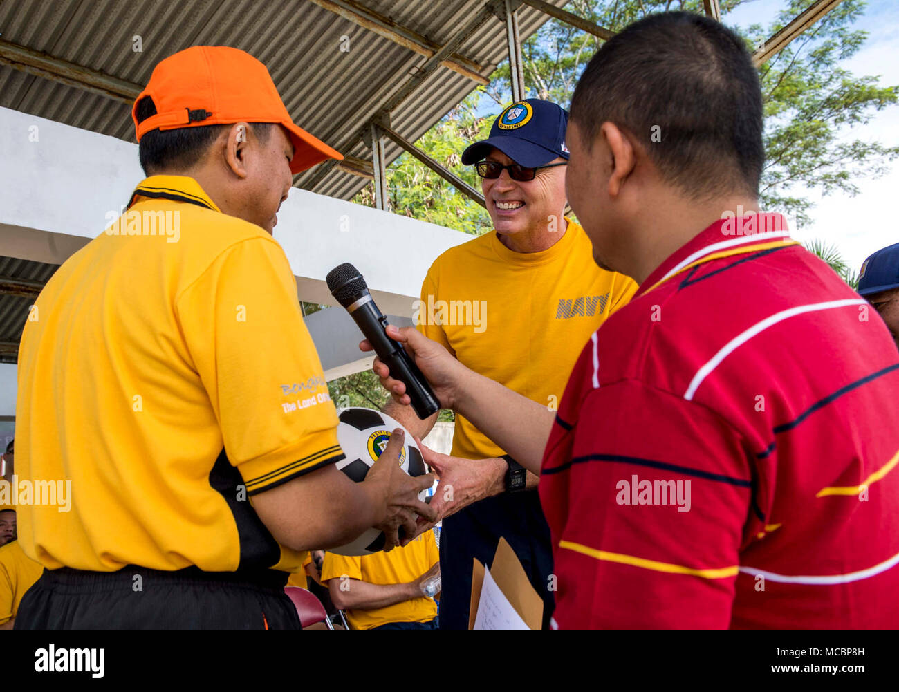 Indonésie (30 mars 2018) Hamka Sabri (à gauche), le premier assistant du gouverneur de Bengkulu, reçoit le ballon de football officiel de partenariat du Pacifique du lieutenant Cmdr. Alan Fleming, la responsable des événements de relations communautaires pour l'Indonésie, avant le début d'un match de football entre les marins affectés au Commandement militaire maritime navire-hôpital USNS Mercy (T-AH 19) et les étudiants qui fréquentent l'Université de Bengkulu. La miséricorde est actuellement déployé à l'appui de Partenariat du Pacifique 2018 (PP18). PP18's mission est de travailler ensemble avec l'hôte et les pays partenaires à améliorer l'interopérabilité régionale et la r Banque D'Images