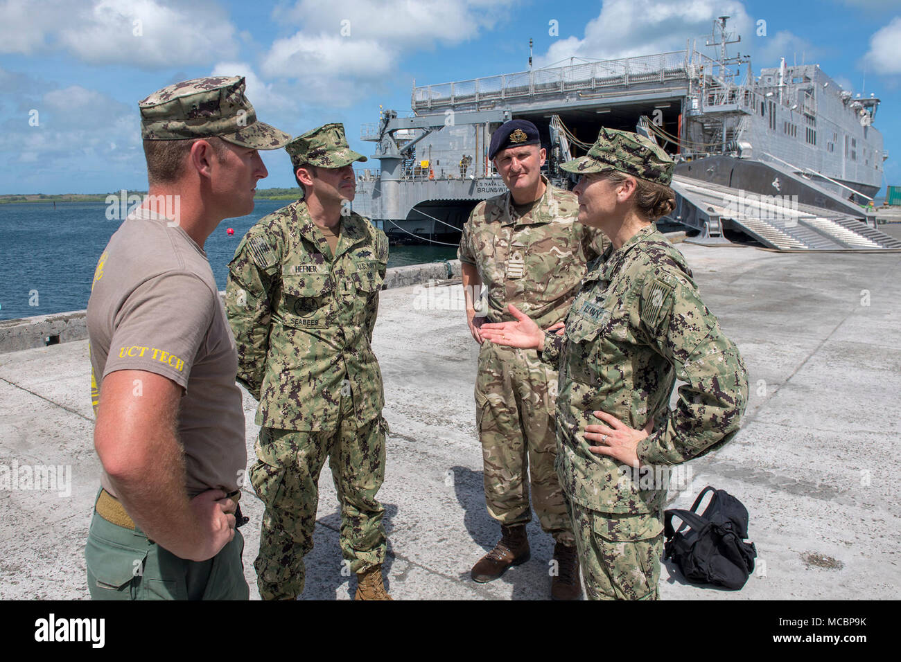 YAP (États fédérés de Micronésie (30 mars 2018) commandant de la région Marianas, arrière Adm. Shoshana Chatfield royale de Sa Majesté et le Capitaine de vaisseau Peter Olive, vice-commandant de mission de partenariat du Pacifique 2018 (PP18), parler avec les membres de l'équipe de construction de sous-marins à l'extérieur 2 transport maritime militaire expéditionnaire commande navire de transport rapide USNS Brunswick (T-EPF 6), le 30 mars. PP18's mission est de travailler ensemble avec l'hôte et les pays partenaires à améliorer l'interopérabilité régionale et de capacités de réaction aux catastrophes, d'accroître la stabilité et la sécurité dans la région, et de favoriser de nouvelles et durables fr Banque D'Images