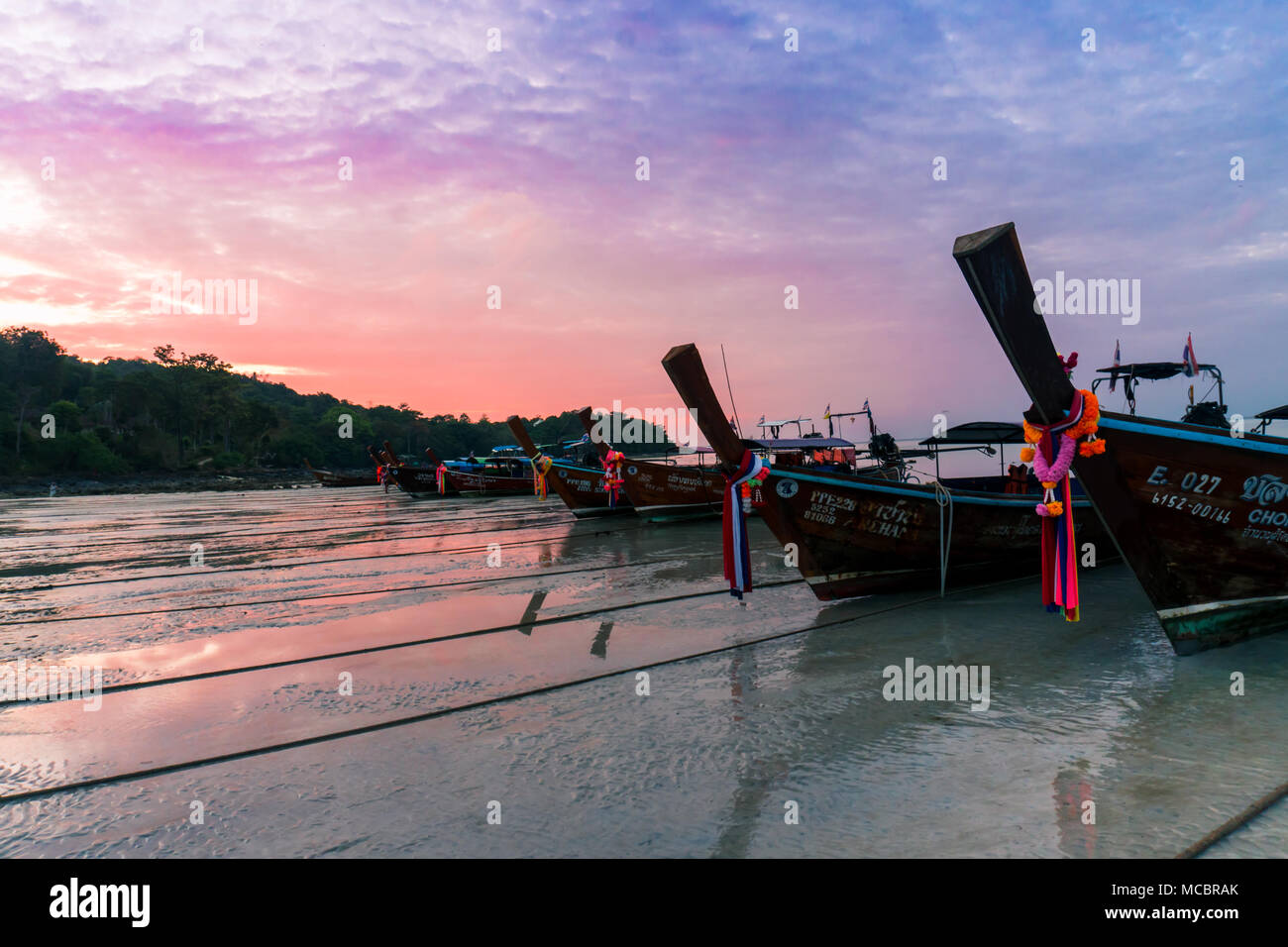 Lever du soleil et sa longue queue des bateaux sur l'île Phi Phi, en Thaïlande. Superbe ciel du matin avec une plage vide. Banque D'Images