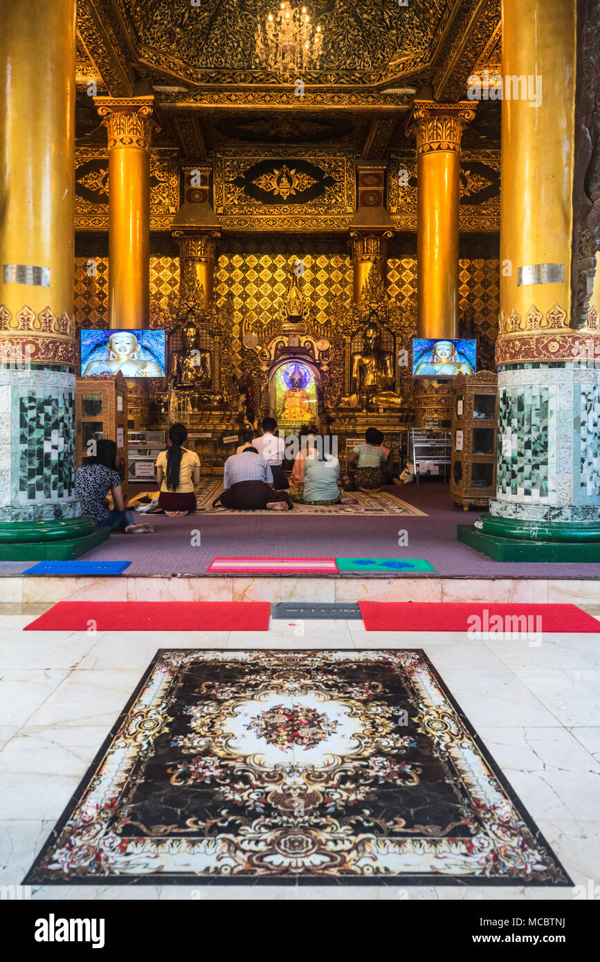 Salle de prière dans un temple bouddhiste au Myanmar (Birmanie), en Asie du sud-est Banque D'Images