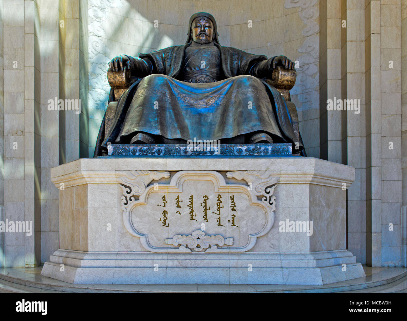 Gengis Khan monument à l'édifice du Parlement sur Sukhbaatar Square, Ulaanbaatar, Mongolie Banque D'Images