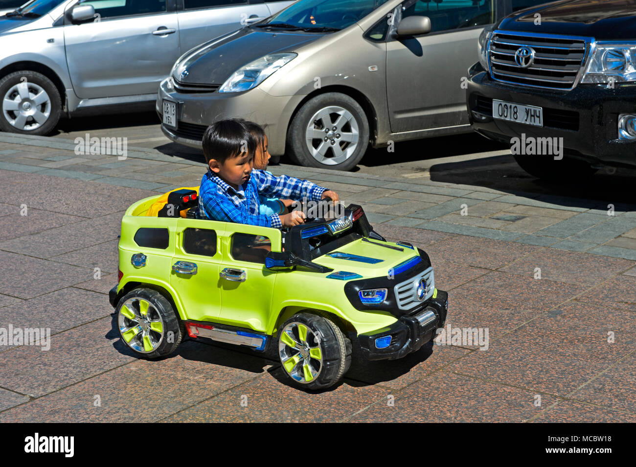 À la recherche d'une place de parking, d'une bouilloire d'équitation pour enfants Toy Cars, Ulaanbaatar, Mongolie Banque D'Images