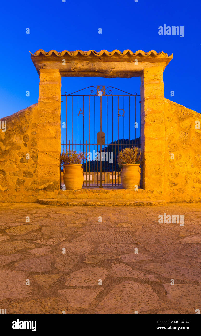 Passerelle de la Iglesia de San Juan Bautista church contre un ciel du soir en Deia, Mallorca, Espagne. Banque D'Images