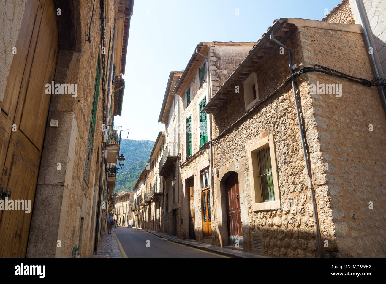 Vieux bâtiments en pierre dans une rue de la ville de Soller à Mallorca, Espagne. Banque D'Images