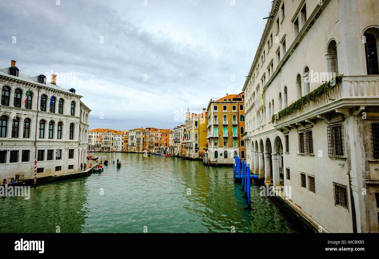 Vue du Grand Canal depuis le pont du Rialto (Ponte di Rialto), Venise, Italie Banque D'Images