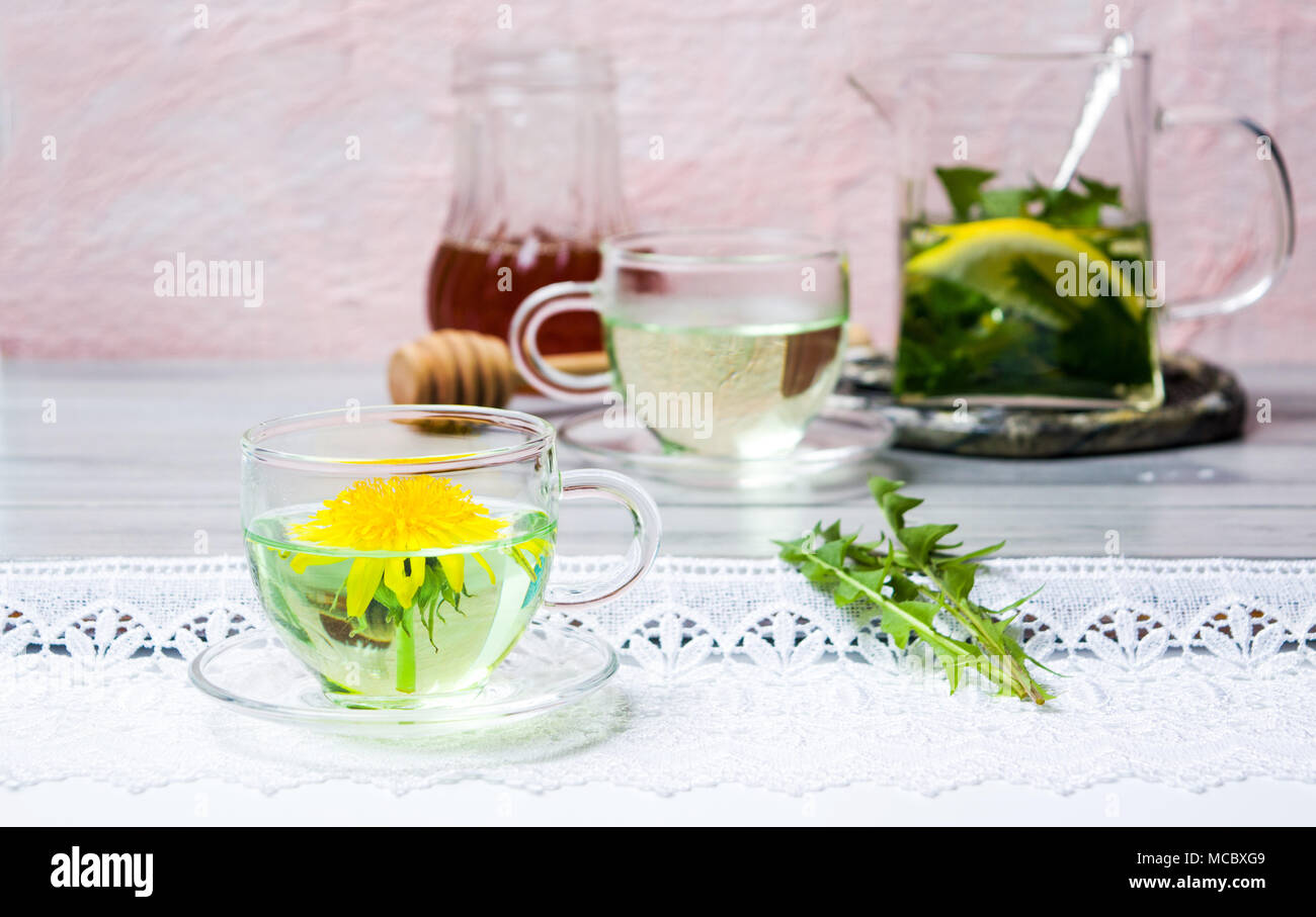 Tisane de pissenlit et de fleurs fraîches sur une table Banque D'Images