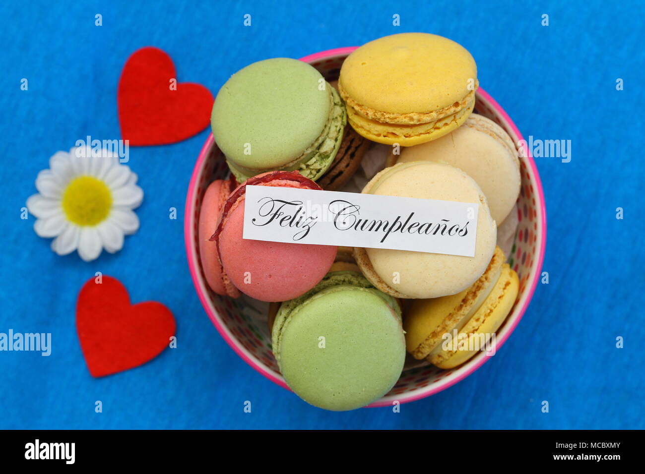 Feliz Cumpleanos Joyeux Anniversaire En Espagnol Avec Carte Macarons Colores Cœurs Rouges Et Daisy Flower Photo Stock Alamy Feliz Cumpleanos Joyeux Anniversaire En Espagnol Avec Carte Macarons Colores Cœurs Rouges Et Daisy Flower Photo Stock Alamy