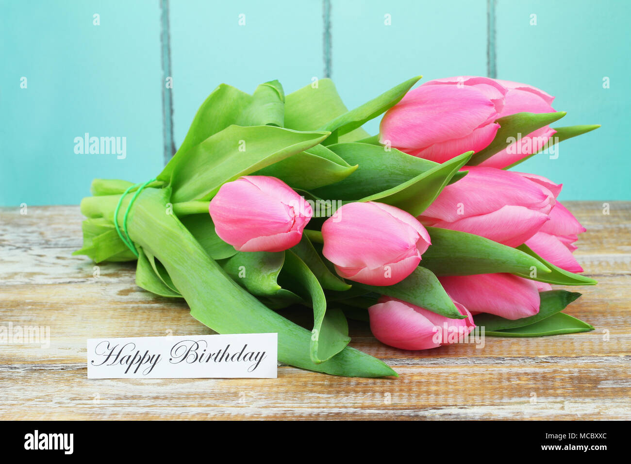 Joyeux Anniversaire Carte Avec Bouquet De Tulipes Roses Photo Stock Alamy Joyeux Anniversaire Carte Avec Bouquet De Tulipes Roses Photo Stock Alamy
