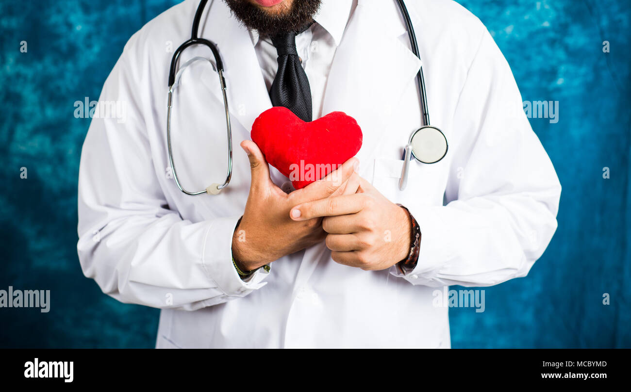 Doctor holding a toy coeur rouge close up Banque D'Images