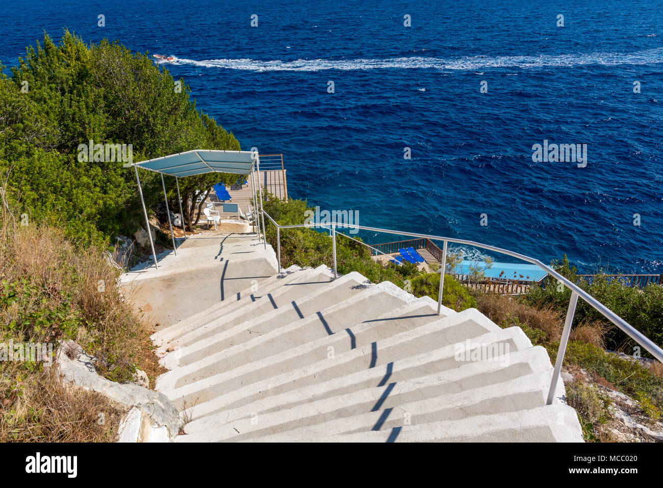 L'escalier menant à la mer bleu près de cap Keri. L'île de Zakynthos. La Grèce. Banque D'Images