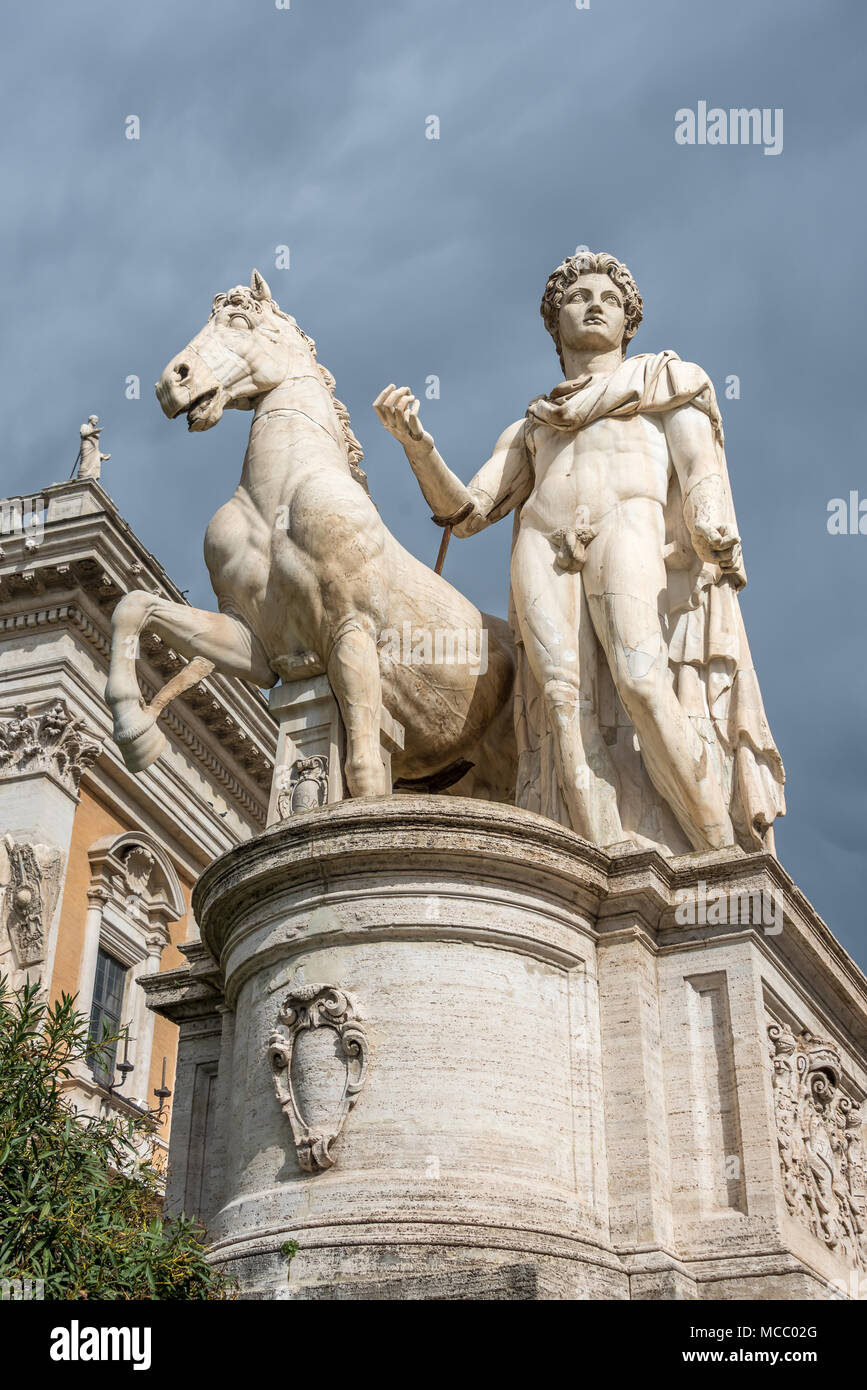 Sculpture en marbre blanc de Castor et l'contre ciel nuageux à l'entrée de la Piazza del Campidoglio, jusqu'à à partir de la cordonata, escalier roman Banque D'Images