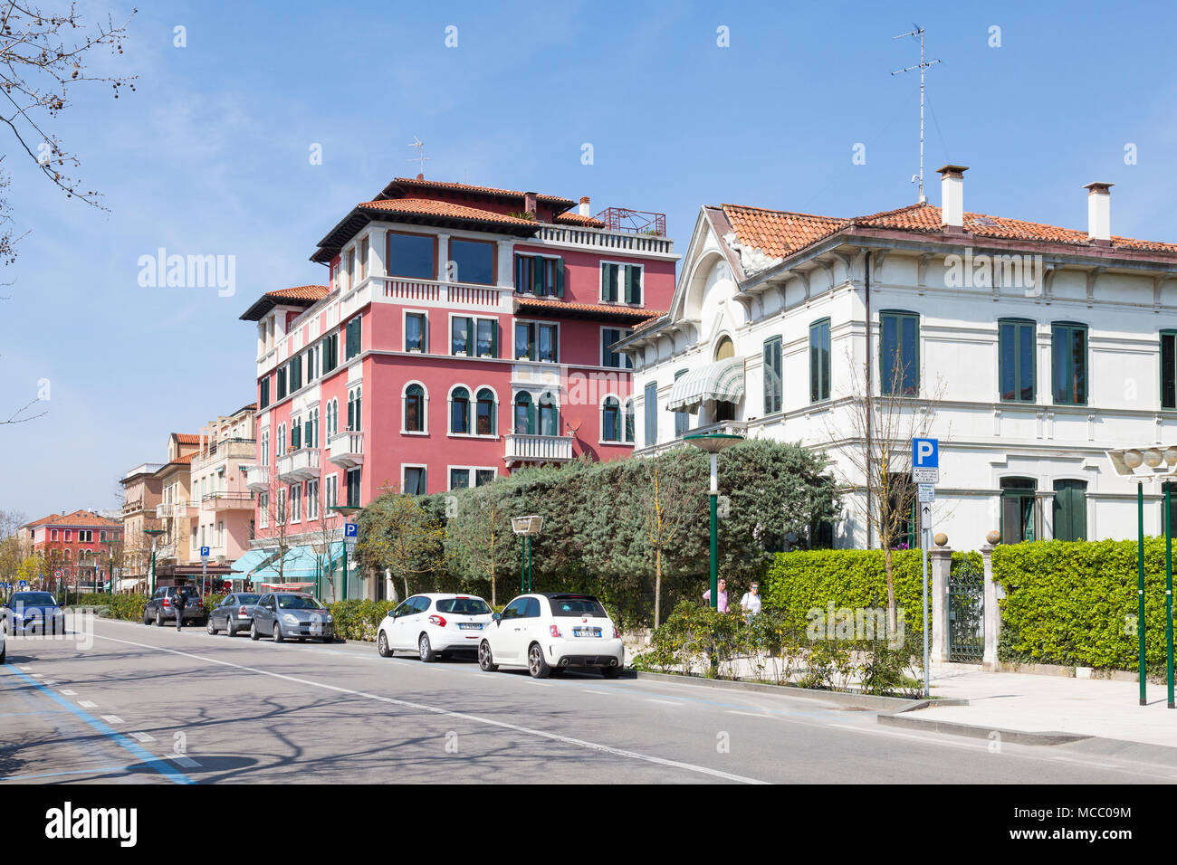 Vue vers le bas Granviale Santa Maria Elisabetta, Lido di Venezia, Venise, Vénétie, Italie avec son architecture de style Liberty Banque D'Images