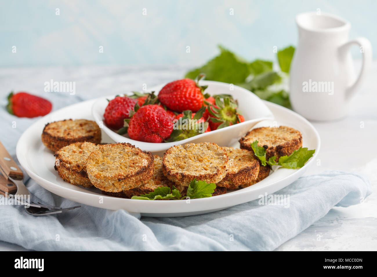 Vegan tofu sucré beignets à la fraise. La nourriture végétalienne saine concept. Banque D'Images