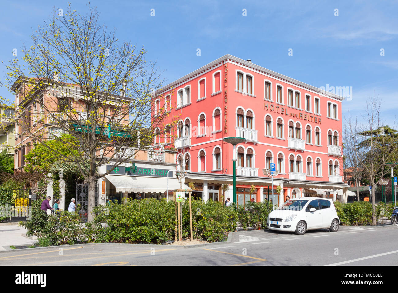 Façade extérieure colorée de l'hôtel Nouveau Reiter, Granviale Santa Maria Elisabetta, Lido di Venezia (VeniceLido), l'île du Lido, Venise, Vénétie, Italie Banque D'Images