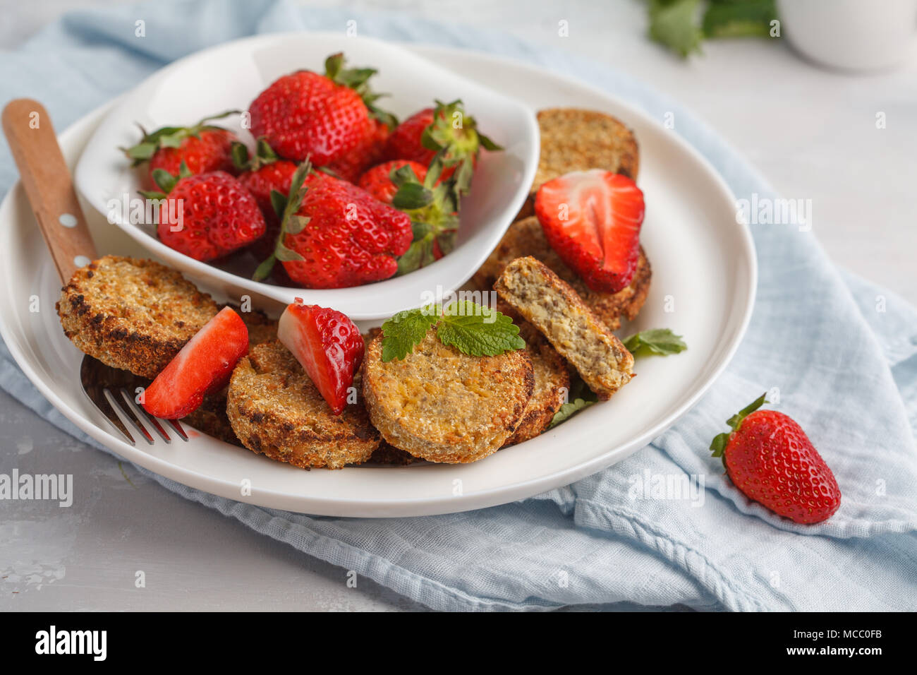 Vegan tofu sucré beignets à la fraise. La nourriture végétalienne saine concept. Banque D'Images