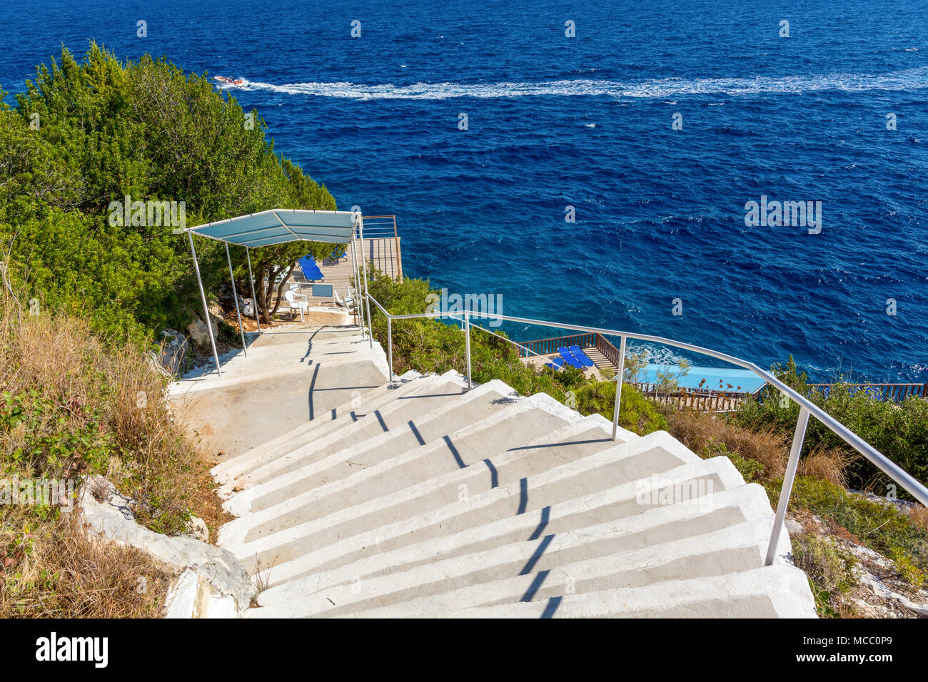 L'escalier menant à la mer bleu près de cap Keri. L'île de Zakynthos. La Grèce. Banque D'Images