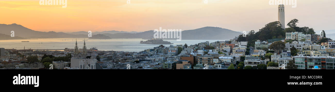 Coucher du Soleil vue panoramique de Telegraph Hill et Plage du Nord les quartiers à la baie de San Francisco, Alcatraz et Angel Îles ainsi que Marin Headlands. Banque D'Images