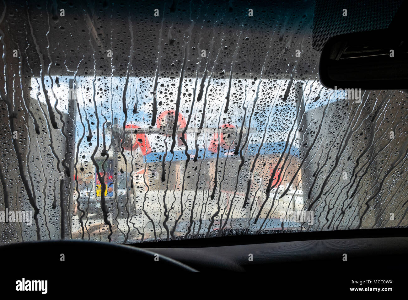Vue à travers le pare-brise auto, lavage de voiture Banque D'Images