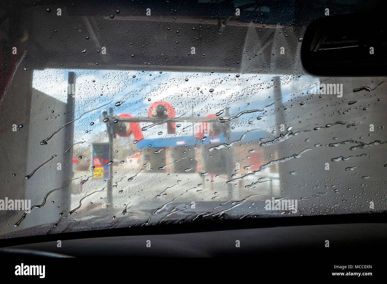 Vue à travers le pare-brise auto, lavage de voiture Banque D'Images