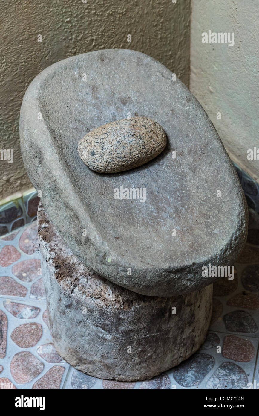 Un moulin en pierre traditionnel est encore largement utilisés par les populations autochtones d'aujourd'hui. La Colombie, l'Amérique du Sud. Banque D'Images