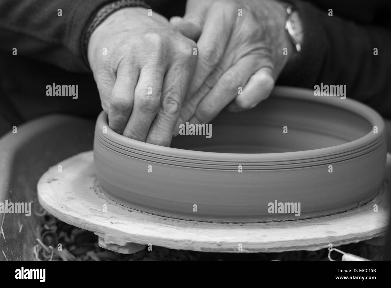 Pot en faïence artisanale fait potter sur la roue à l'aide de divers outils Banque D'Images