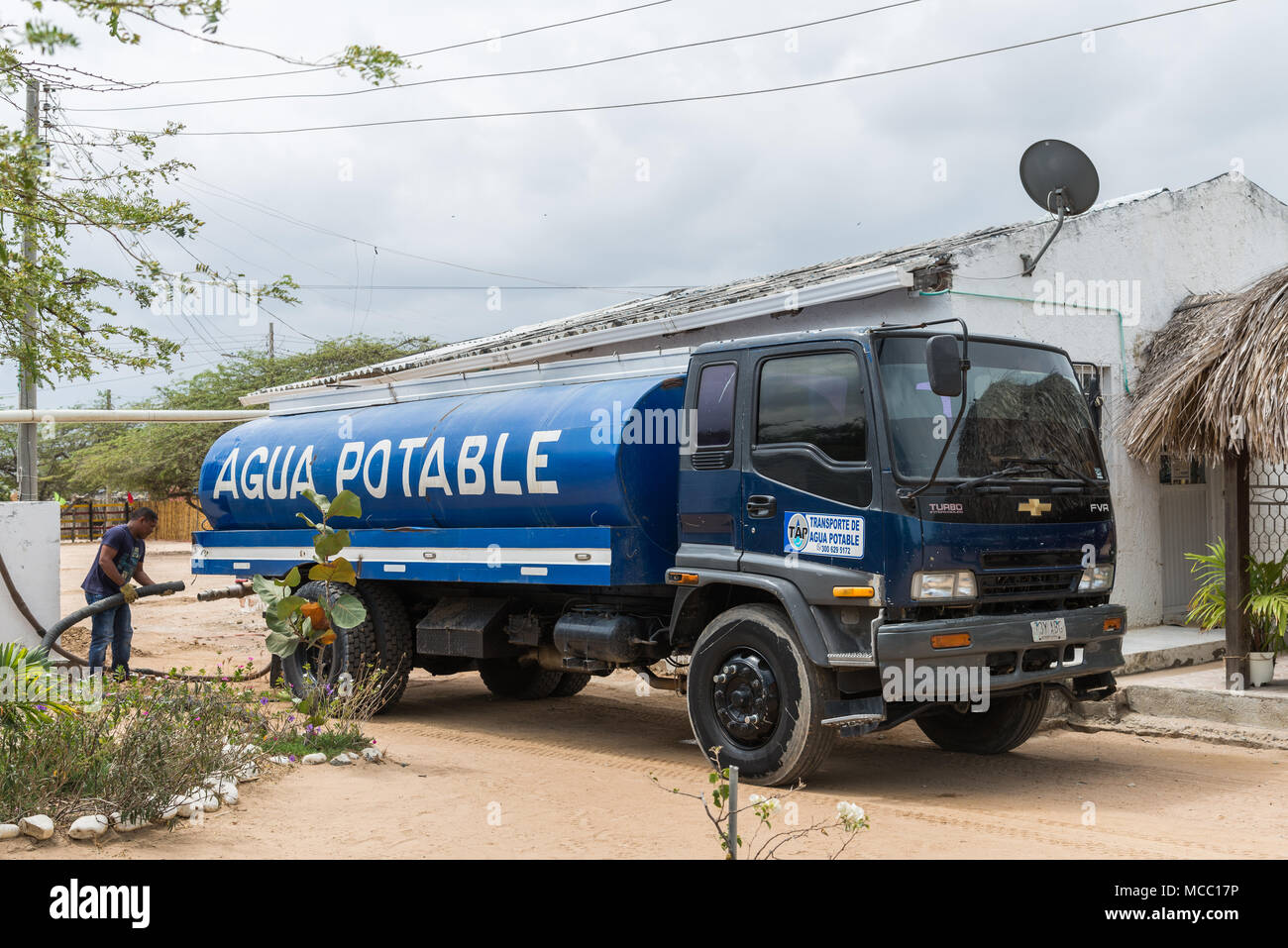 Offre de camion d'eau potable aux résidents en milieu rural. La Colombie, l'Amérique du Sud. Banque D'Images