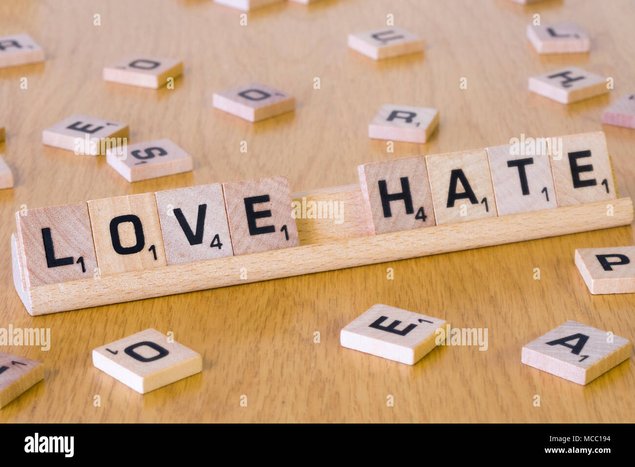 Scrabble lettres énonçant les mots Love & Hate Banque D'Images