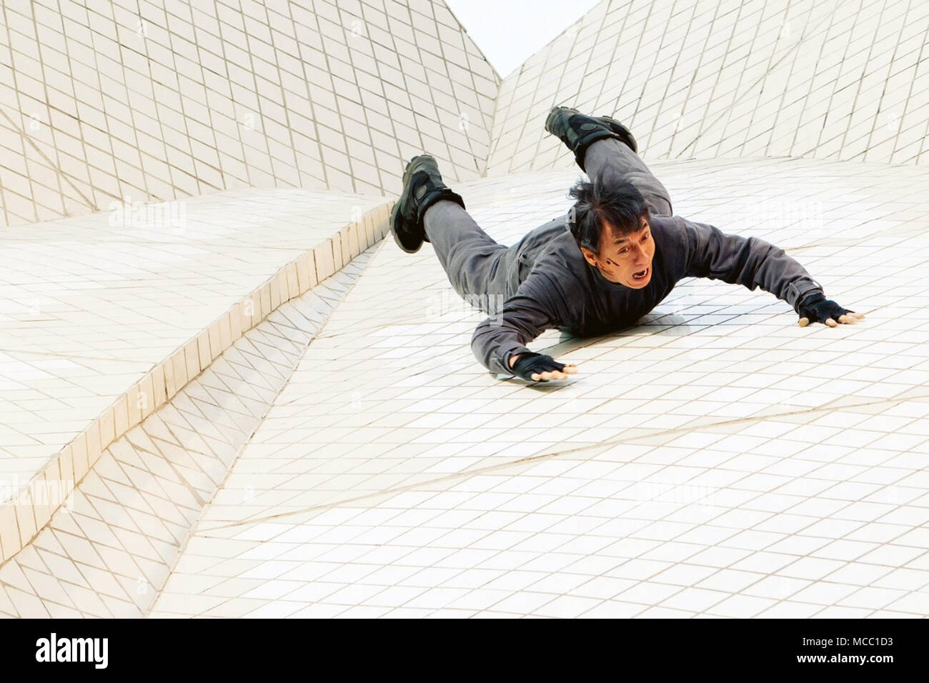 L'acier est un saignement 2017 est un film d'action science-fiction cyberpunk écrit et réalisé par Leo Zhang et stars Jackie Chan. Cette photo est pour un usage éditorial uniquement et est l'auteur de la société film et/ou le photographe attribué par le film ou la société de production et ne peut être reproduite que par des publications dans le cadre de la promotion du film ci-dessus. Un crédit obligatoire pour l'entreprise de film est nécessaire. Le photographe devrait également être portés lorsqu'il est connu. Banque D'Images