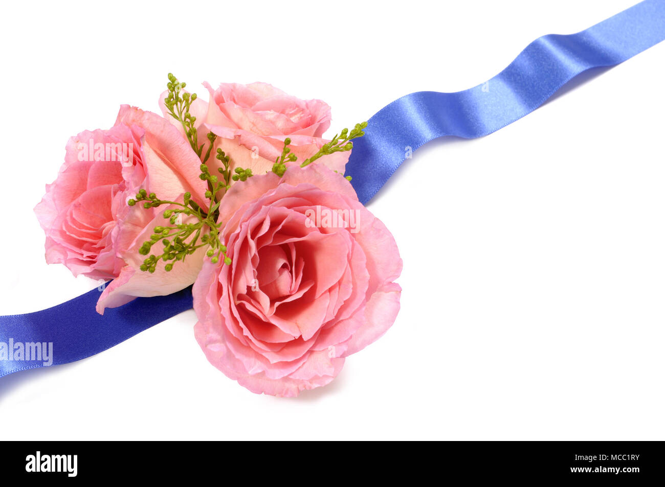 Décoration florale à base de roses et ruban de satin bleu Photo Stock -  Alamy