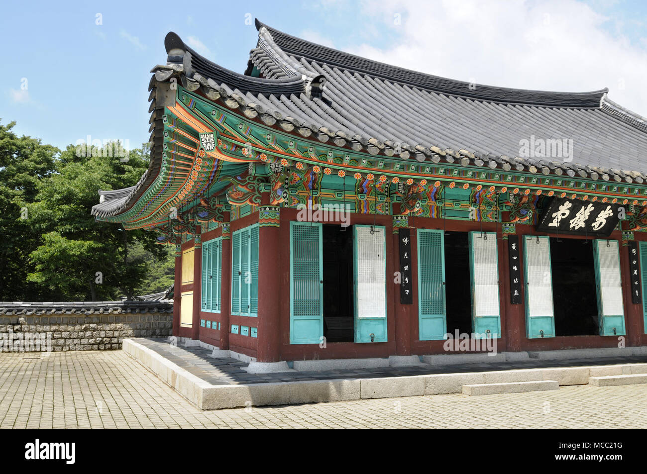 Temple coréen ou bâtiment palace avec la peinture décorative traditionnelle. Banque D'Images