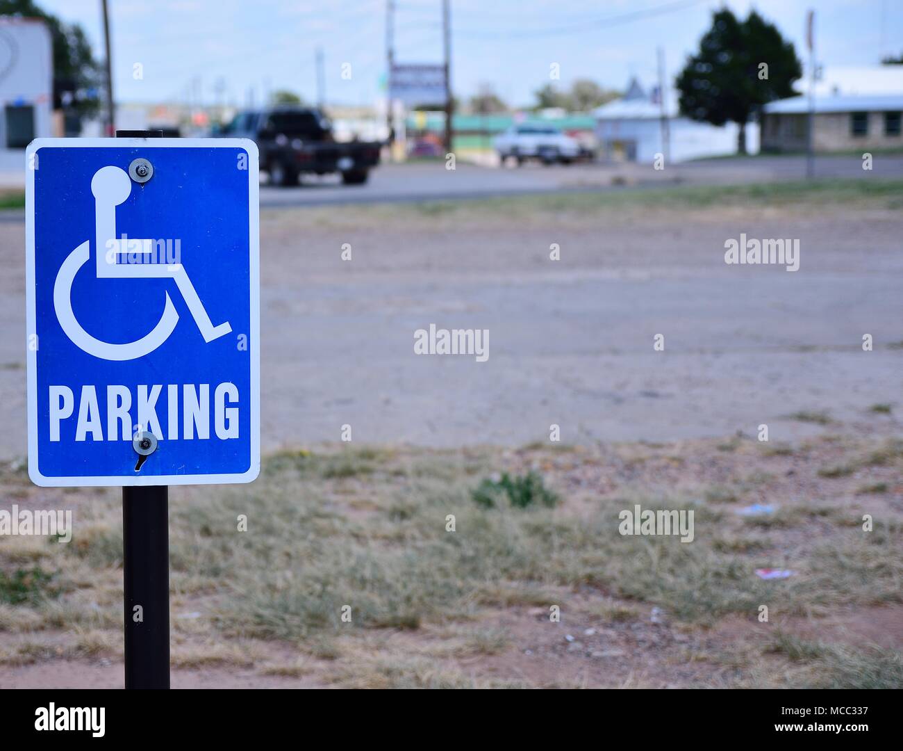 Place de parking pour handicapés seul signe. Banque D'Images