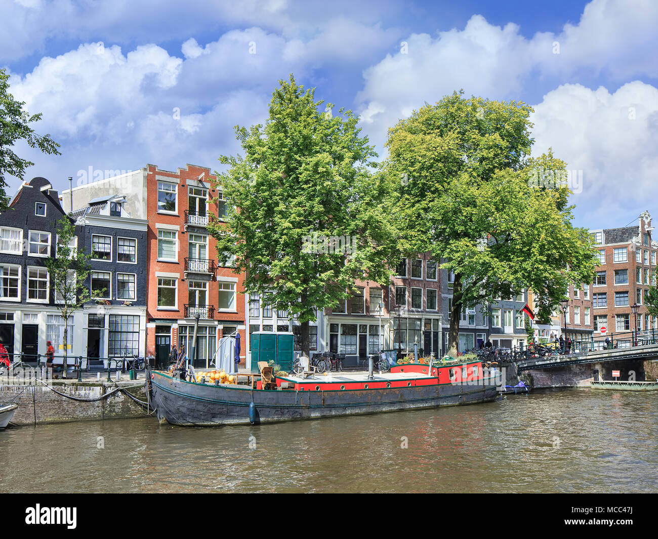 House boat à l'ancienne ceinture de canaux d'Amsterdam, Pays-Bas Photo  Stock - Alamy