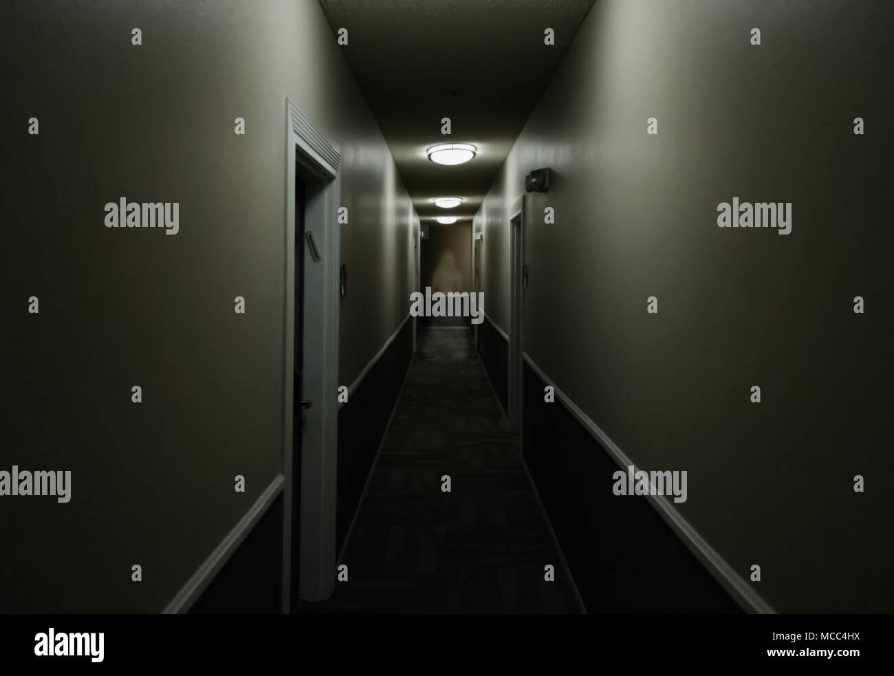 Vision artistique d'un fantôme d'une femme debout dans un couloir. Banque D'Images