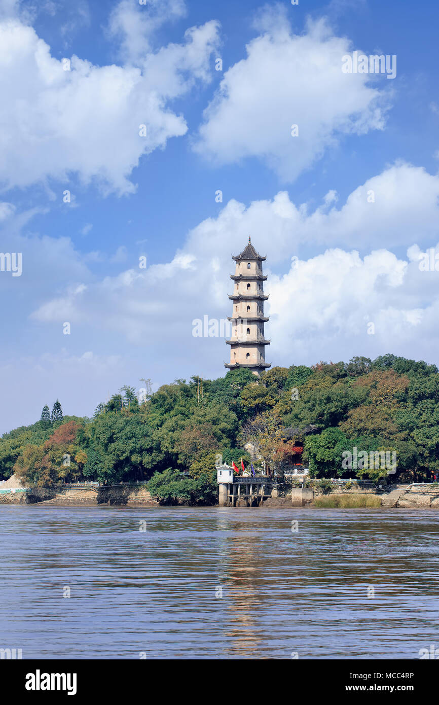 La pagode antique sur Jiangxin Island dans la rivière Oujiang, Wenzhou, Chine. Banque D'Images