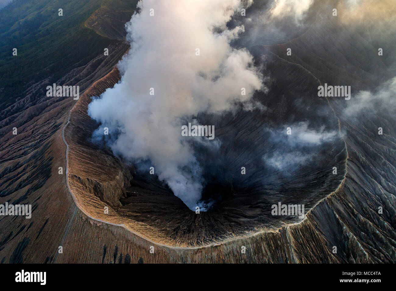 Majestueux Mont Bromo vue aérienne au lever du soleil, de l'Indonésie Banque D'Images