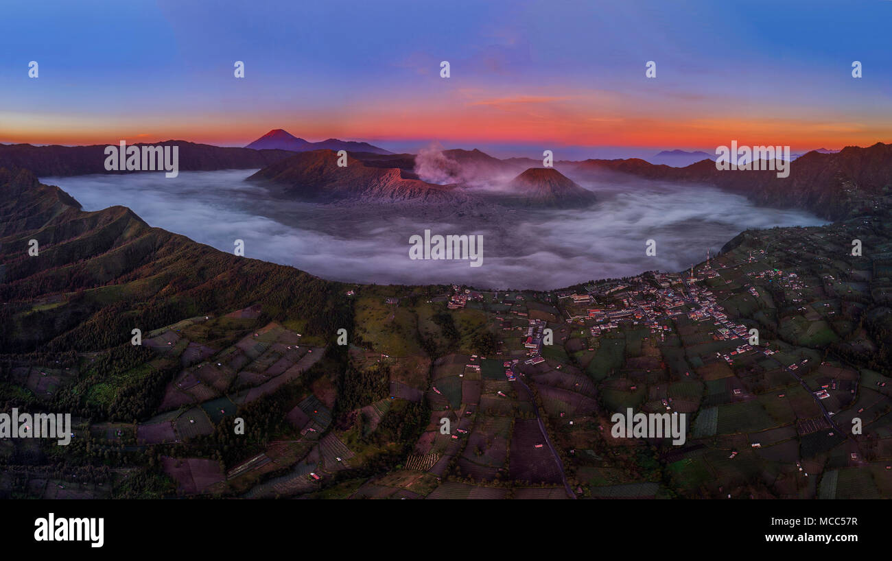Vue panoramique aérienne du Mont Bromo couverte de brume au lever du soleil, de l'Indonésie Banque D'Images