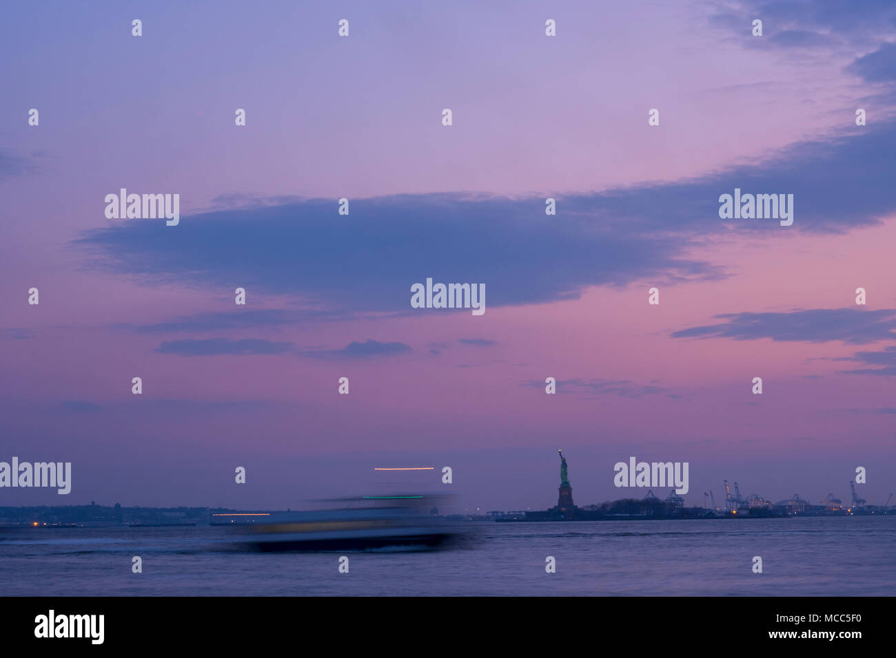 Soleil derrière Lady Liberty vus de Battery Park à Manhattan, New York, avril 2018. Banque D'Images