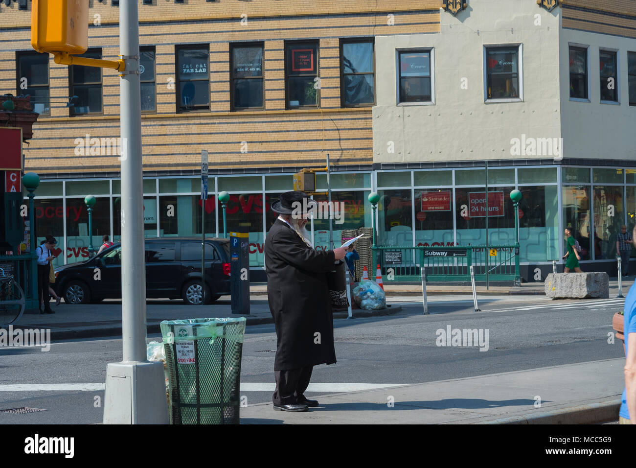 Vieil homme juif de rattrapage sur l'actualité dans le village,New York, avril 2018 Banque D'Images