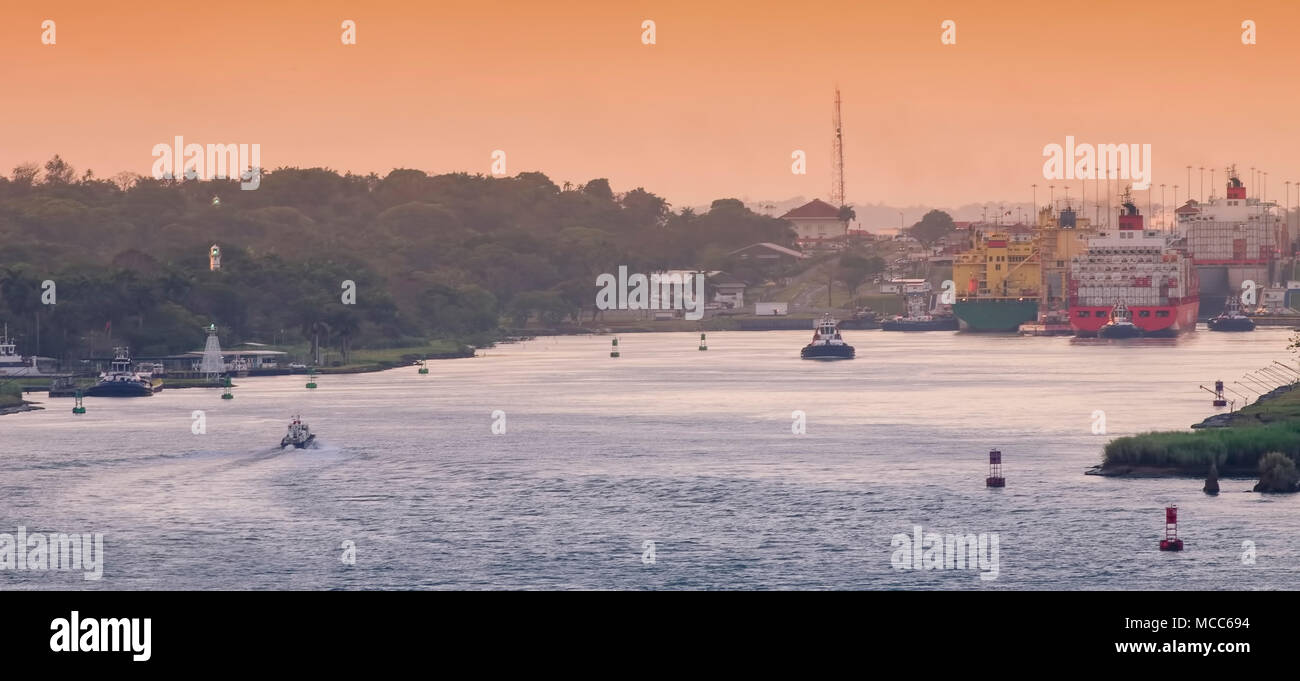 D'un cargo dans le canal de Panama Banque D'Images