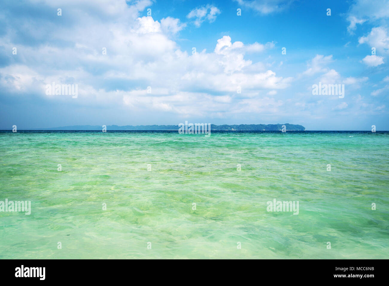 L'eau de mer des caraïbes bleu horizon. Ciel bleu avec des nuages blancs et d'une mer bleue Banque D'Images