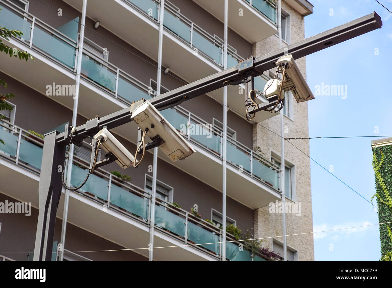 Concept d'équipement de sécurité - surveillance vidéo caméra de vidéosurveillance sur le parking de voiture garde le contrôle de la zone du système de sécurité Banque D'Images