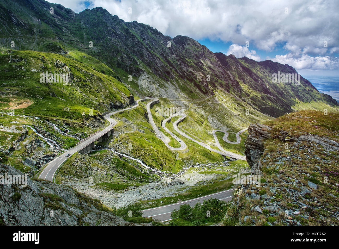 Transfagarasan pass en été. Traversant montagnes des Carpates en Roumanie Banque D'Images