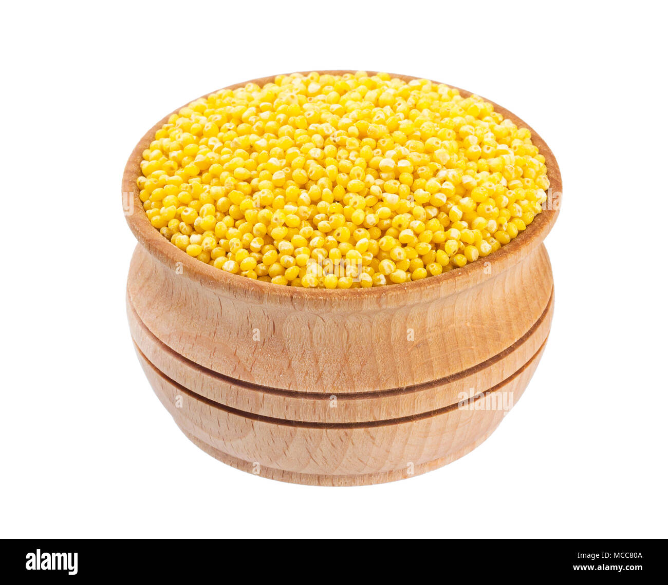 Millet dans bol en bois isolé sur fond blanc avec chemin de détourage. Close-up Banque D'Images