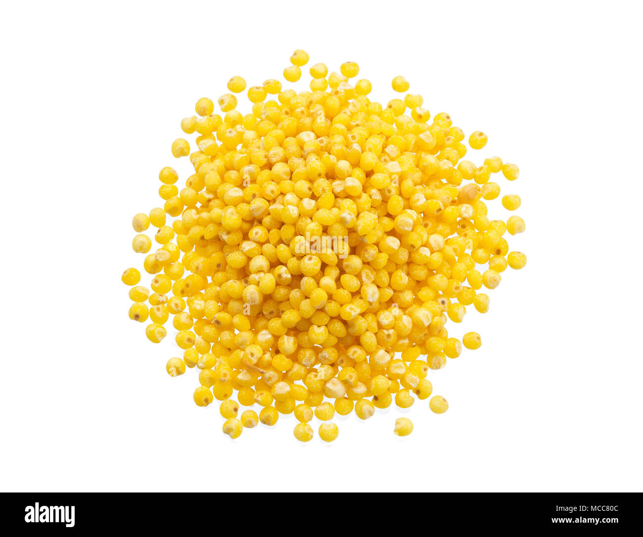 Heap de mil isolé sur fond blanc avec clipping path Banque D'Images