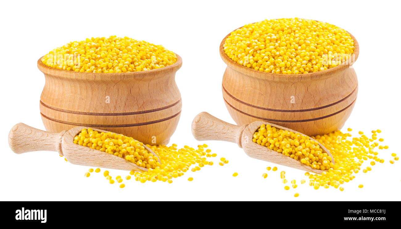 Graines de millet isolés. Bol en bois et scoop avec gruau de millet sur fond blanc. Close-up. Collection Banque D'Images