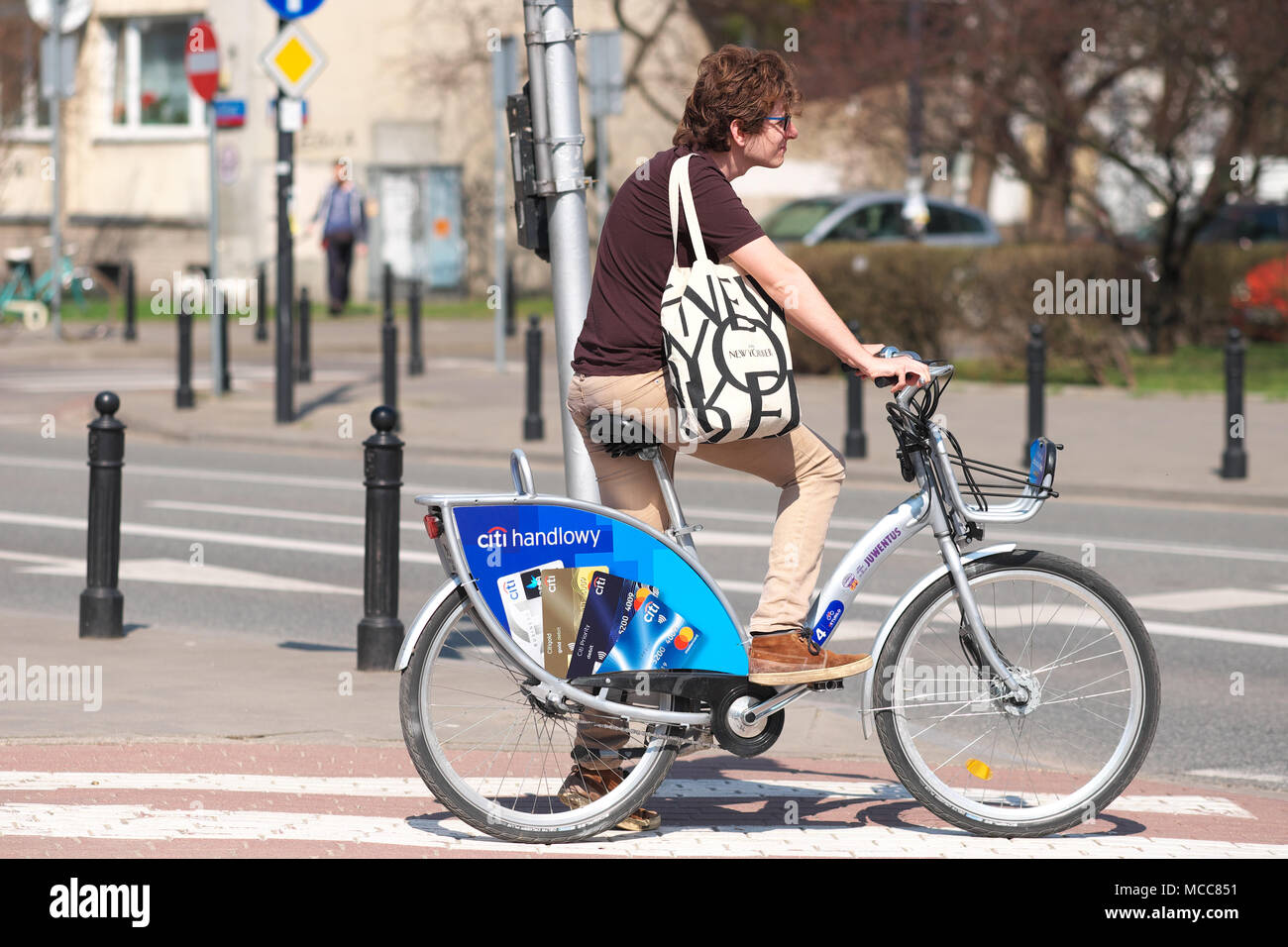 Pologne Varsovie cycliste à l'aide d'une des voitures vélos cycle Veturilo celui parrainé par Citi bank Handlowy Banque D'Images